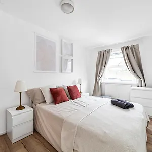  Hébergement de vacances Arte - 3-bedroom Bright House London, Haggerston, Garden, Parking, 8 Min Walk To Haggerston Station, Weekly Or Monthly Stays, Serviced - 7 Guests