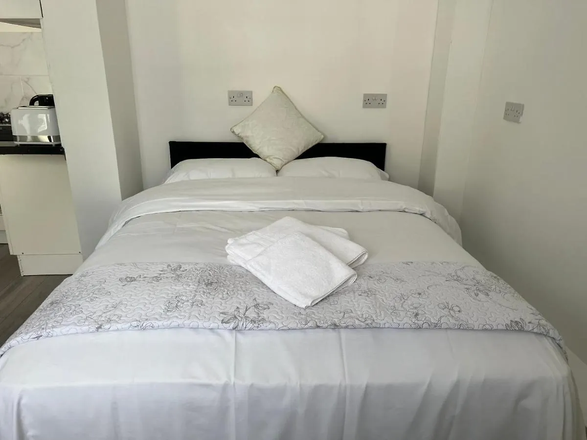 Starlet Property Wanstead 0*,